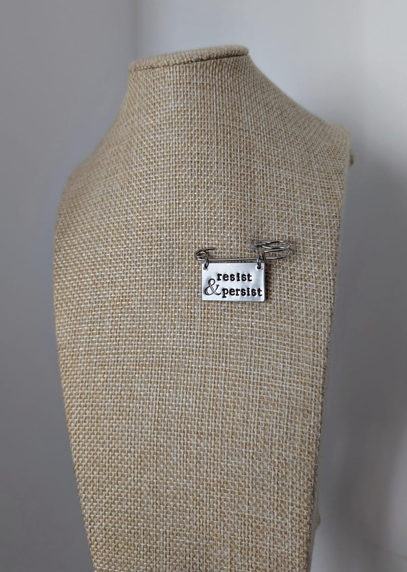 Resist and Persist ~ kilt pin broche badge ~ politiek, feministisch, ze hield vol, ik sta op ~ zilveren handgestempeld sieraden sieraden accessoire cadeau afbeelding 2