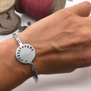 Round line bracelet engraved with the words Frammenti d&#39;Autore.