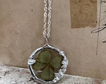 Necklace with pendant with four-leaf clover fragments of author