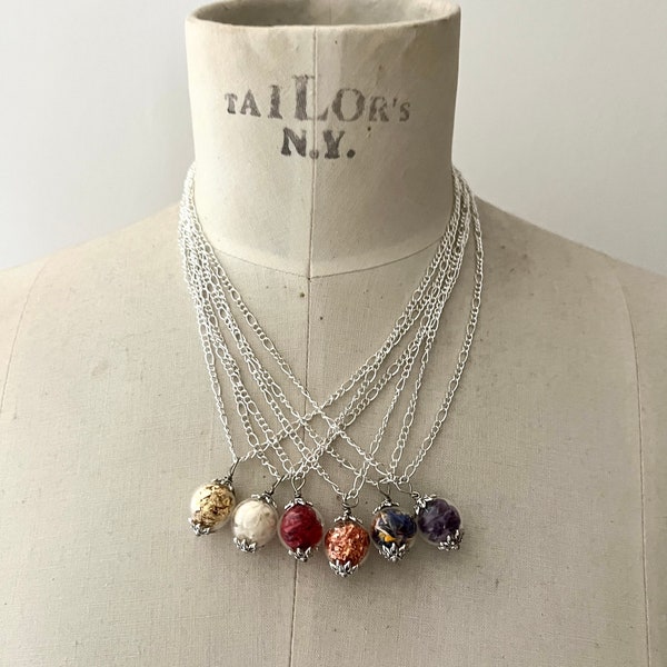 Collana mini boccia con petali bouquet frammenti d'Autore.