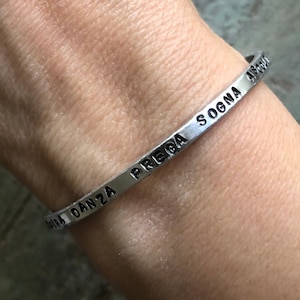 Armbandlinie mit eingravierten Worten Frammenti d&#39;Autore.