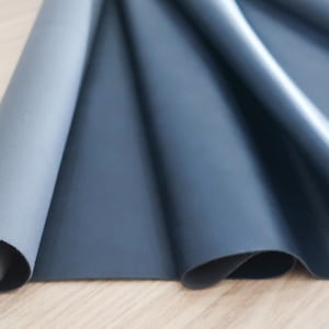 Lámina de cuero sintético azul espacial / Cuero sintético de 19 x 13" para manualidades / Cuero vegano para bolsos y billeteras
