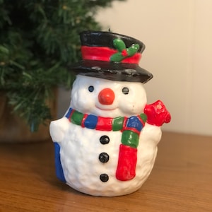 Grote Vintage geschilderde kerstkaars van een vrolijk zwaaiende sneeuwpop, vintage kerstkaars, gloednieuw, nooit eerder gebrand, vakantie decor