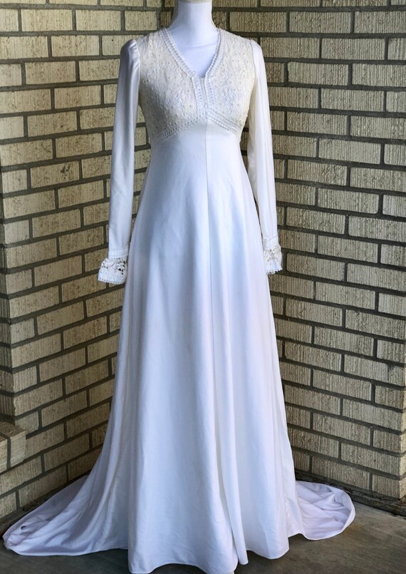 simple vintage lace wedding dress