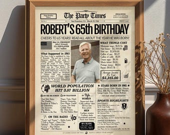 Puede incluir: Un póster enmarcado estilo periódico titulado The Party Times, celebrando el 65 cumpleaños de Robert. Incluye la foto de un hombre, hechos históricos de 1961, datos de población, coste de vida y aspectos destacados del entretenimiento.