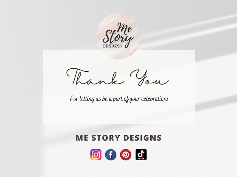 Pu&ograve; includere: Un biglietto di ringraziamento rettangolare bianco con il testo nero Thank You e For letting us be a part of your celebration. Sopra il biglietto c'&egrave; un logo circolare con il testo me Story DESIGNS. Sotto, ME STORY DESIGNS con icone di Instagram, Facebook, Pinterest e TikTok.