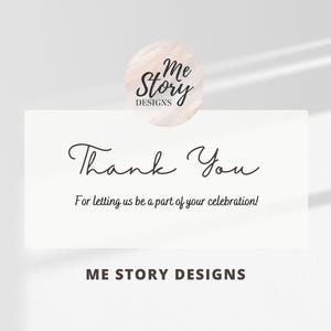 Pu&ograve; includere: Un biglietto di ringraziamento rettangolare bianco con il testo nero Thank You e For letting us be a part of your celebration. Sopra il biglietto c'&egrave; un logo circolare con il testo me Story DESIGNS. In basso appare ME STORY DESIGNS.