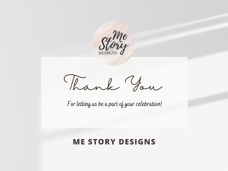 Pu&ograve; includere: Un biglietto di ringraziamento rettangolare bianco con il testo nero Thank You e For letting us be a part of your celebration. Sopra il biglietto c'&egrave; un logo circolare con il testo me Story DESIGNS. In basso appare ME STORY DESIGNS.