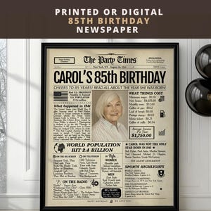 Puede incluir: Un póster enmarcado estilo periódico titulado The Party Times, con el titular Carol's 85th Birthday. La impresión incluye una fotografía de una persona, hechos históricos de 1941, datos sobre el coste de la vida y secciones sobre ocio y deportes.
