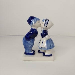 Delft Blue Handpainted Kissing Boy Girl Figurine Ceramic Cottage Farmhouse 5&quot;
