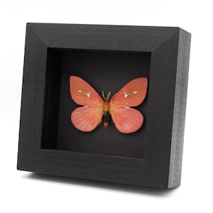 Può includere: Un set di tre tazze in ceramica con finitura maculata e opaca. Le tazze sono nei toni crema, grigio chiaro e grigio scuro. Ogni tazza ha un design semplice e minimalista, perfetto per caffè o tè.