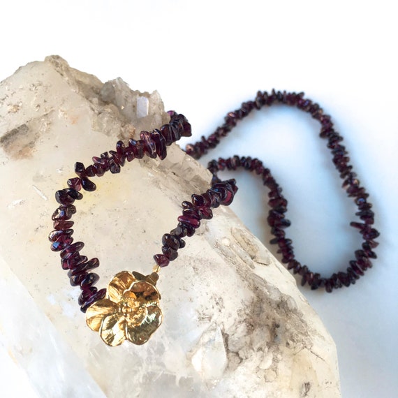 Garnet Chip Beads w. Vintage Gold Flower Clasp Ne… - image 4