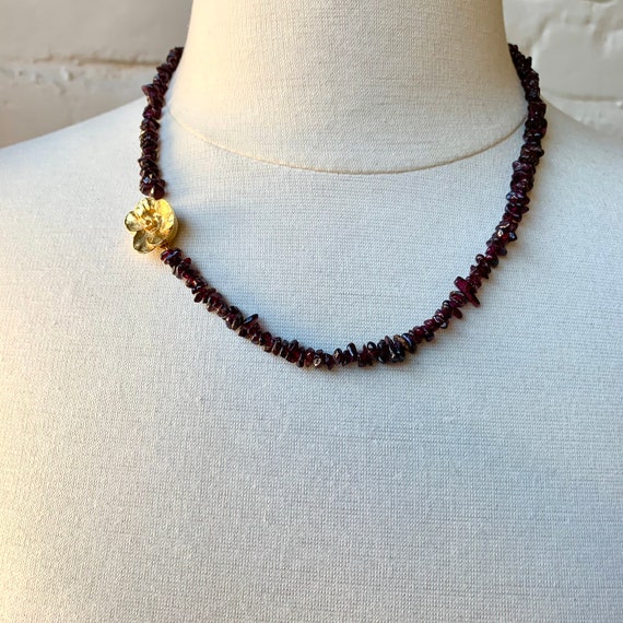 Garnet Chip Beads w. Vintage Gold Flower Clasp Ne… - image 9