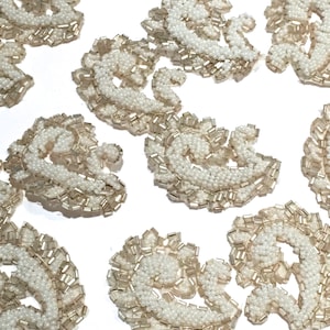 2 applicazioni/attacchi/abbellimenti vintage in perline bianche PAISLEY "coda di scoiattolo" per matrimonio, cresima e decorazione di costumi