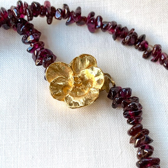 Garnet Chip Beads w. Vintage Gold Flower Clasp Ne… - image 7