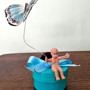 Pequeño joyero - Caja de almacenamiento decorada para objetos pequeños - Ensamblaje artístico - Caja de recuerdos y curiosidades ornamental única - Niño + Mariposa