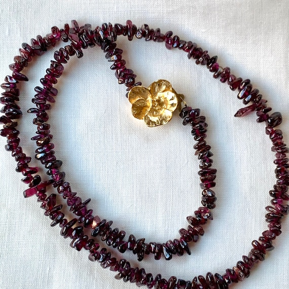 Garnet Chip Beads w. Vintage Gold Flower Clasp Ne… - image 3
