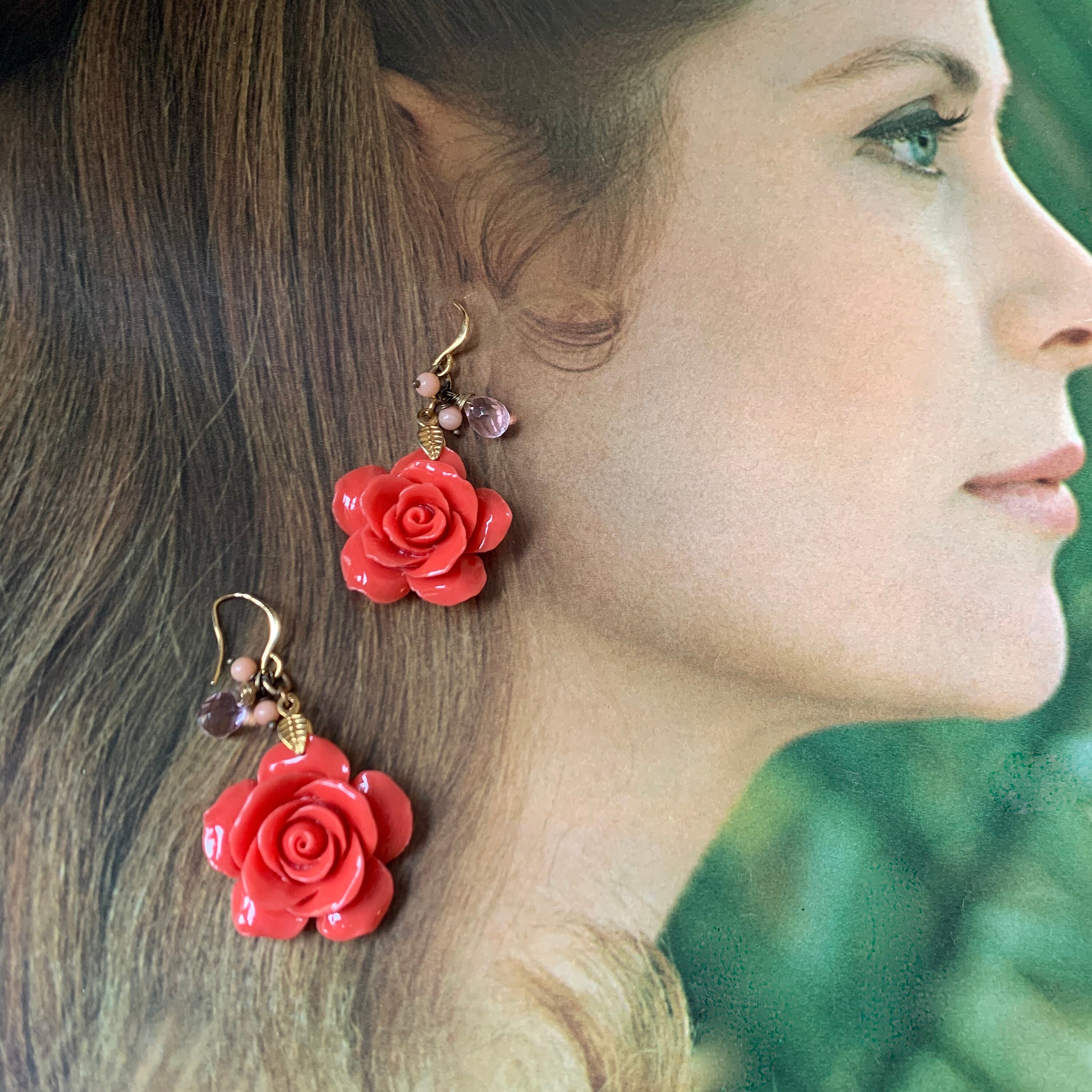 Boucles D'Oreilles Anciennes Art Déco - Plaqué Or, Motif Fleur Champagne En Bakélite Ivoire (Pendantes, Occasion)