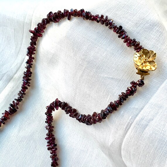 Garnet Chip Beads w. Vintage Gold Flower Clasp Ne… - image 6