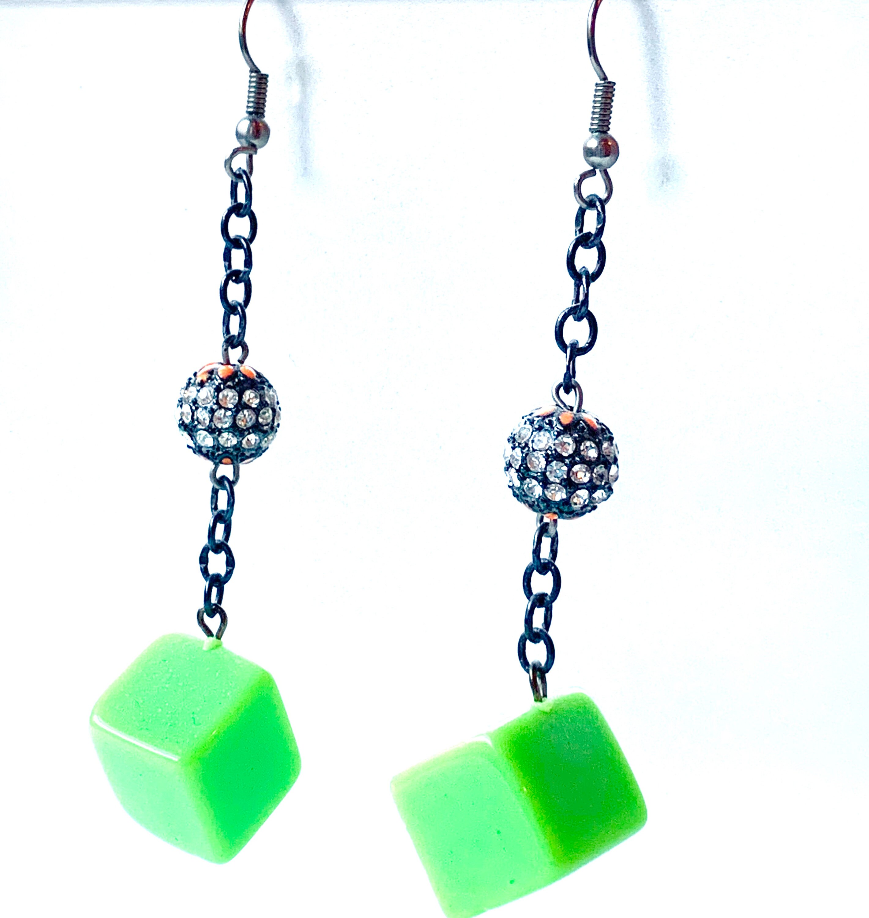 Long Vintage DISCO BALL Earrings with Green Cubes Etsy.de
