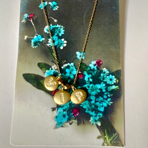 Collier à pendentif « VIP » pavé de strass / Collier à breloques lettres et initiales en or et cristal / Cadeau scintillant pour une personne très importante