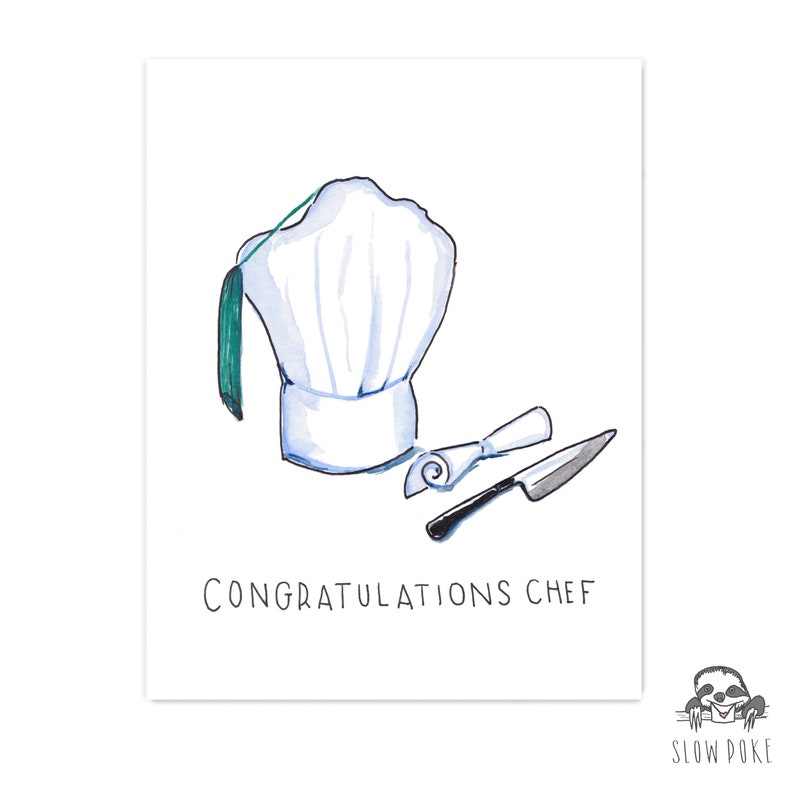 Puede incluir: Un gorro de chef blanco con un borla verde, una toalla blanca enrollada y un cuchillo negro. El texto "Congratulations Chef" est&aacute; escrito debajo de la imagen.