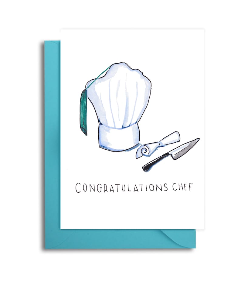Puede incluir: Un gorro de chef blanco con un borla verde, una toalla blanca enrollada y un cuchillo negro sobre un fondo blanco. El texto "CONGRATULATIONS CHEF" est&aacute; impreso debajo de la imagen.