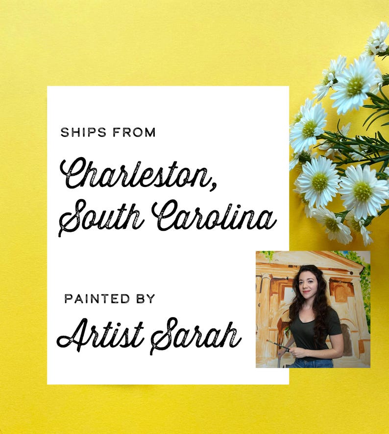 Op de afbeelding: Een witte rechthoekige kaart met zwarte tekst SHIPS FROM Charleston, South Carolina en PAINTED BY Artist Sarah. Een kleine ingevoegde foto toont een persoon met lang donker haar die een penseel vasthoudt voor een schilderij van een gebouw.
