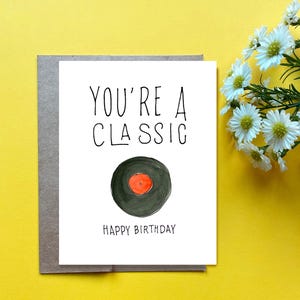 Cartão de aniversário de registro, cartão de aniversário temático dos anos 1970, cartão de aniversário para ele, cartão de aniversário engraçado para ele, você é um clássico