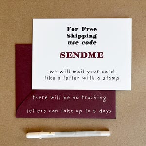 Op de afbeelding: Een witte rechthoekige kaart met zwarte en donkerrode tekst die luidt For Free Shipping use code SENDME we will mail your card like a letter with a stamp. Een donkerrode envelop met witte tekst die luidt there will be no tracking letters can take up to 5 days.