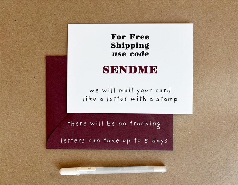 Op de afbeelding: Een witte rechthoekige kaart met zwarte en donkerrode tekst die luidt For Free Shipping use code SENDME we will mail your card like a letter with a stamp. Een donkerrode envelop met witte tekst die luidt there will be no tracking letters can take up to 5 days.