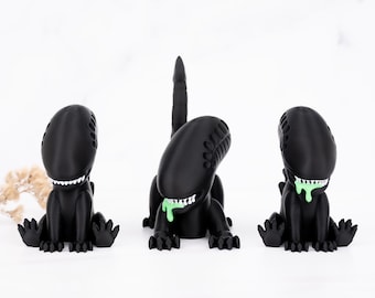 Cute Sci-Fi Alien Xenomorph Figurine | 3D Printed Space Monster Desk Buddy | Creepy Kawaii Horror Decor | 3 Pose Options