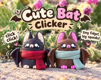 Puede incluir: Dos juguetes fidget clicker con forma de murciélago. El murciélago de la izquierda es marrón oscuro con una bufanda roja y orejas color crema. El de la derecha es marrón con una bufanda azul claro y orejas rosas. Texto: Cute Bat Clicker, click click!, tiny fidget, big squeaks!