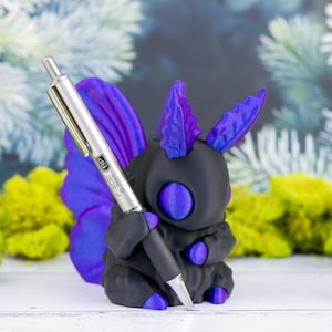 Cute Moth Pen Holder & Stylus Stand – Whimsical Desk Buddy, 3D Printed Office Decor, Writer Gift, Artist Gift, Custom Color Desk Organizer