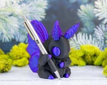 Cute Moth Pen Holder & Stylus Stand – Whimsical Desk Buddy, 3D Printed Office Decor, Writer Gift, Artist Gift, Custom Color Desk Organizer