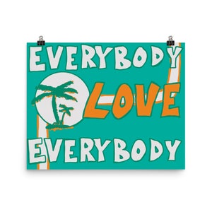 Könnte beinhalten: Ein türkisfarbener Poster mit dem Text "Everybody Love Everybody" in weißer und orangefarbener Schrift. Ein weißer Kreis mit zwei orangefarbenen Palmen befindet sich hinter dem Wort "Love".