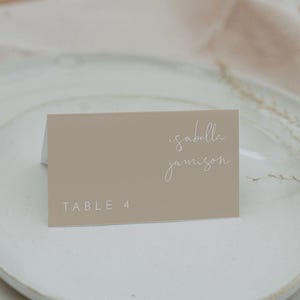 Beige Boho Hochzeit Tischkarte Vorlage, moderne minimalistische Creme Gast Einladung zum Ausdrucken, Tisch Namen Karten Boho Taupe - INDIE