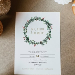 Puede incluir: Una tarjeta de invitación blanca con una corona verde con bayas rojas y letras doradas que dicen "Eat, Drink & Be Merry". La invitación es para una cena navideña el viernes 14 de diciembre a las cinco de la tarde en The Carnegie Residence, 1st Broadway, Denver, CO.