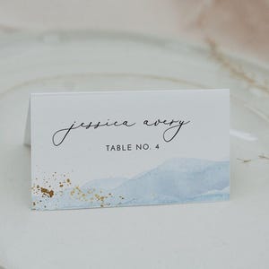 Plantilla para tarjeta de lugar de boda con acuarela azul, tarjeta de lugar imprimible en azul polvoriento, tarjetas de lugar para bodas en la playa, tarjetas con nombres de invitados tropicales - BLAKELY