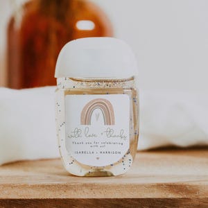 Szablon etykiety na środek dezynfekujący Pastel Rainbow, etykieta na środek dezynfekujący na baby shower Blush and Sage do wydrukowania. Naklejki na baby shower w stylu boho rainbow DIY - GITA