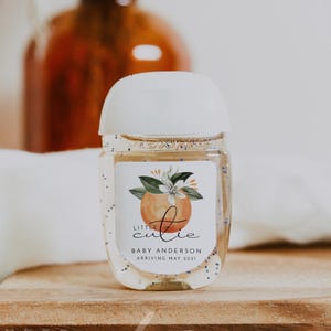 Little Cutie Sanitizer Label Template, etichetta disinfettante arancione per baby shower stampabile. Clementine Baby Shower Gender Neutral Intant CALLIOPE