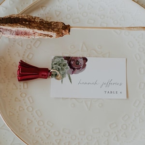 Plantilla para tarjeta de lugar con suculentas, tarjetas de lugar color burdeos, tarjetas de lugar para bodas en el desierto, tarjetas con nombres de mesa imprimibles, plantillas planas y en forma de carpa - AVA