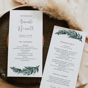 以下が含まれることがあります： 緑の松の枝のイラストが描かれた結婚式プログラム。プログラムには、Amanda Bennettの結婚式典礼のイベント順が記載されています。プログラムには、結婚式パーティーのメンバーリストも含まれています。