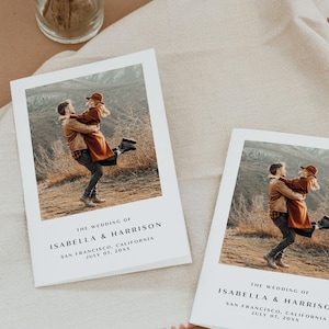 Può includere: Due inviti di nozze con una foto di una coppia che si abbraccia. Il testo recita "The Wedding of Isabella & Harrison, San Francisco, California, July 07, 20XX".