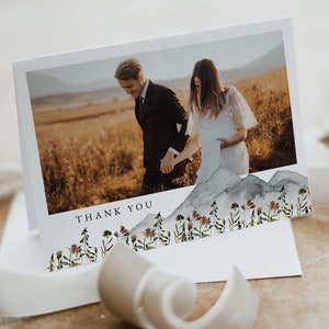 Tarjeta de agradecimiento con foto de montaña, tarjeta de agradecimiento imprimible con foto, tarjeta de agradecimiento con flores silvestres, plantilla de agradecimiento para bodas, diseño floral de tonos apagados estilo bohemio HEIDI