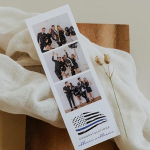 Può includere: Una striscia di fotomaton con tre foto di un gruppo di persone che festeggiano. Le foto sono in bianco e nero e presentano coriandoli e palloncini neri. La striscia è decorata con una bandiera americana con una linea blu e il testo "Congratulazioni,  [Name]"