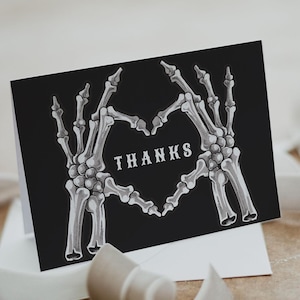 Plantilla de tarjeta de agradecimiento con forma de corazón de esqueleto, tarjeta de agradecimiento con forma de manos de esqueleto, tarjeta de agradecimiento para boda de Halloween, tarjeta de agradecimiento con forma de calavera hipster para imprimir por ti mismo - NOVA