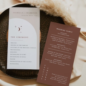Może przedstawiać: Program ceremonii ślubnej w brązowo-białym kolorze. Program zawiera kolejność wydarzeń ceremonii oraz listę członków ślubnej drużyny. Program zawiera grafikę przedstawiającą półksiężyc i gwiazdy.