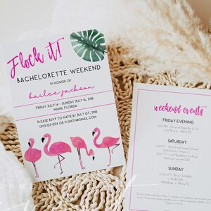 Puede incluir: Una invitación de despedida de soltera rosa y verde con el texto "Flock it!" y "Bachelorette Weekend" en fuente rosa. La invitación presenta un diseño de hoja tropical y flamencos rosas. La invitación también incluye la fecha y la ubicación del evento, así como la información de RSVP.