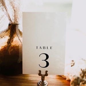 Sjabloon bruiloft tafelnummer modern eenvoudig tafelnummer kaarten bewerkbaar evenement tafelnummer afdrukbaar DIY - HUWELIJK